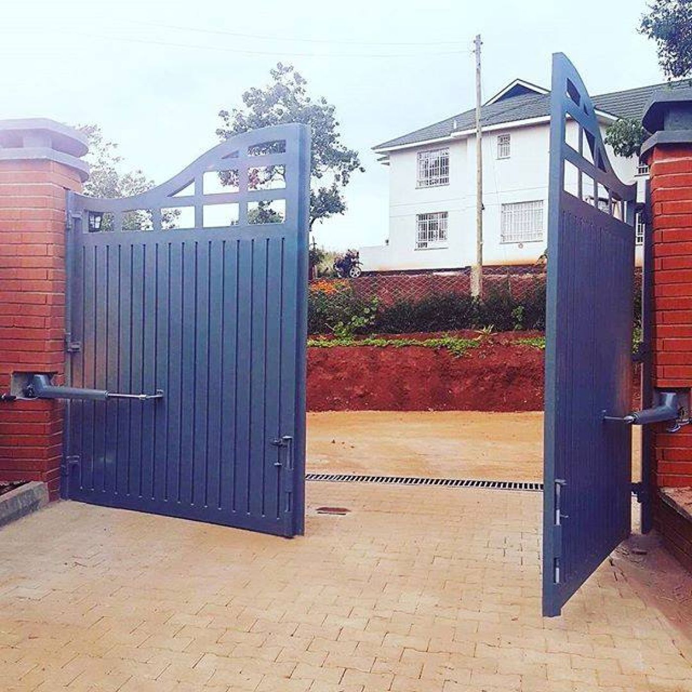 About swing gate opener & tips on how to operate an articulated swing gate